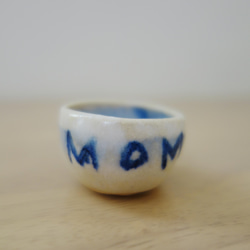 母の日☆I LOVE MOM の気持ちをこめて　ぐいのみ　箸置き　陶器 3枚目の画像