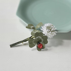 【再販】布花シロツメクサと四つ葉のクローバーに幸せを運んでくれるてんとう虫を乗せたブローチ。 3枚目の画像