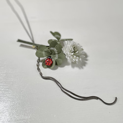 【再販】布花シロツメクサと四つ葉のクローバーに幸せを運んでくれるてんとう虫を乗せたブローチ。 13枚目の画像