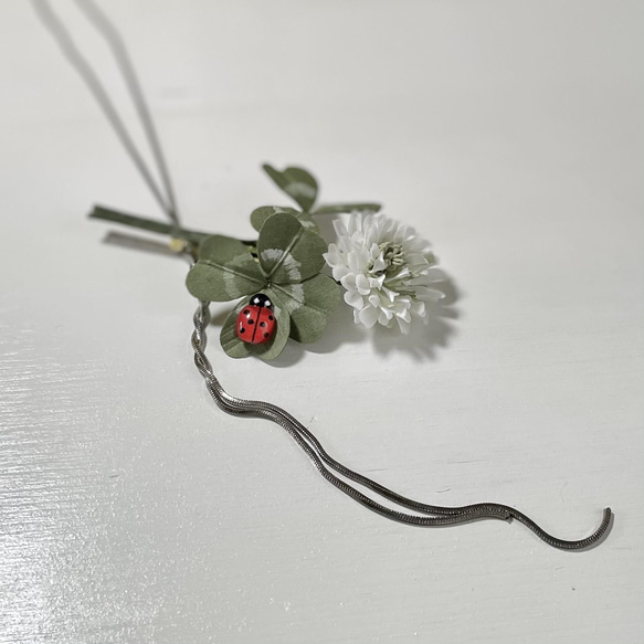 【再販】布花シロツメクサと四つ葉のクローバーに幸せを運んでくれるてんとう虫を乗せたブローチ。 13枚目の画像