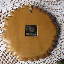 木彫りの時計★椿模様の円形掛け時計★素材榀の木 直径29㎝ 2枚目の画像