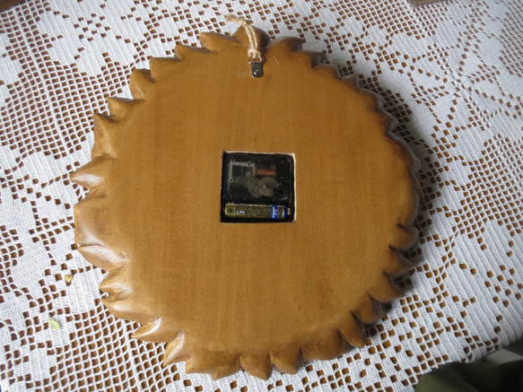 木彫りの時計★椿模様の円形掛け時計★素材榀の木 直径29㎝ 2枚目の画像