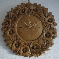 木彫りの時計★椿模様の円形掛け時計★素材榀の木 直径29㎝ 1枚目の画像