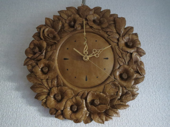 木彫りの時計★椿模様の円形掛け時計★素材榀の木 直径29㎝ 1枚目の画像