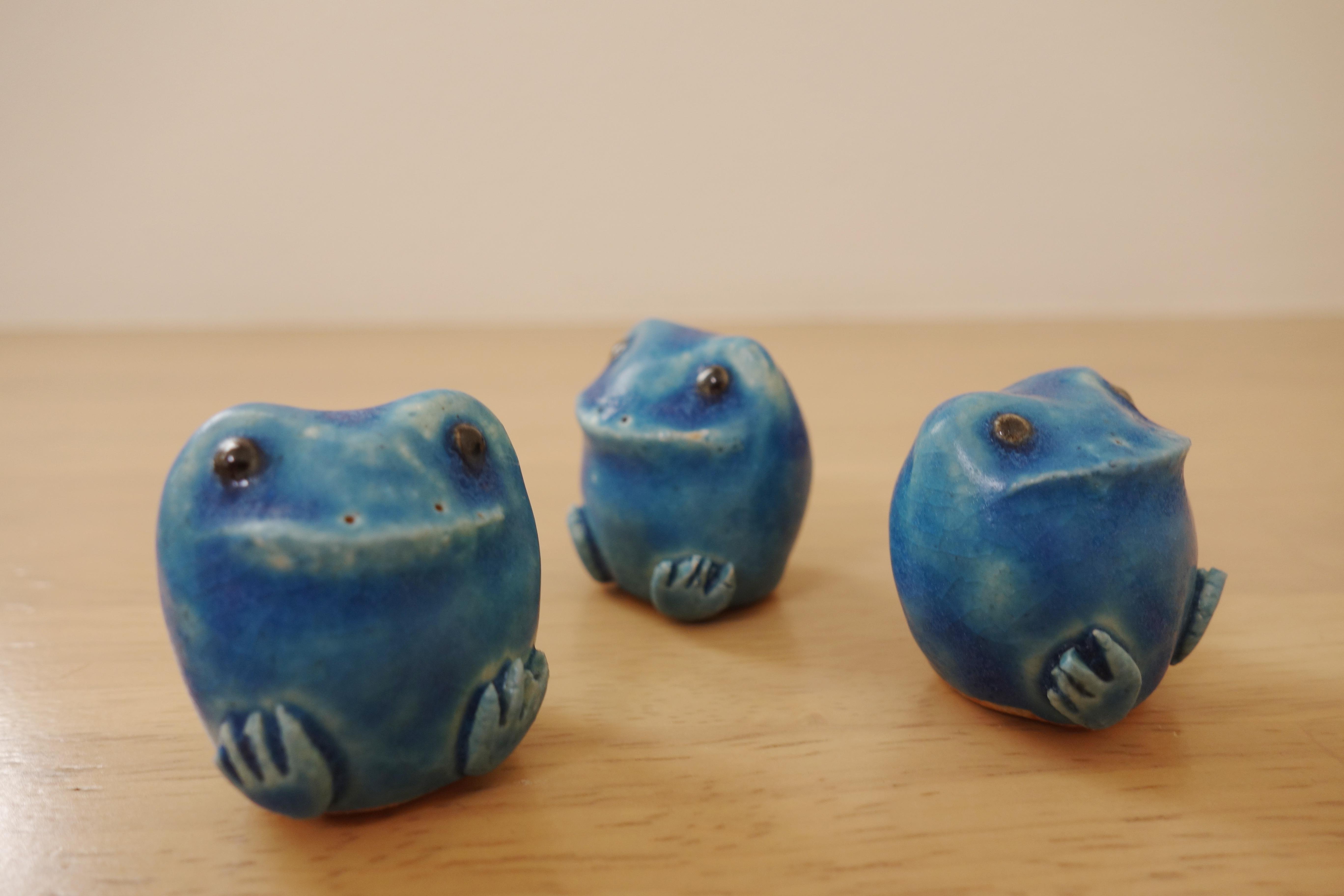 小さなカエルが取手の蓋付き菓子器 青貝の象嵌付き　木製です 小さなカエルが取手の蓋付き菓子器 青貝の象嵌付き 木製です