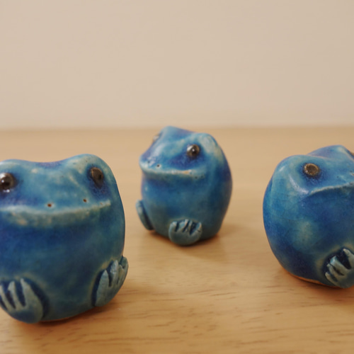 小さなカエルが取手の蓋付き菓子器 青貝の象嵌付き　木製です 小さなカエルが取手の蓋付き菓子器 青貝の象嵌付き 木製です