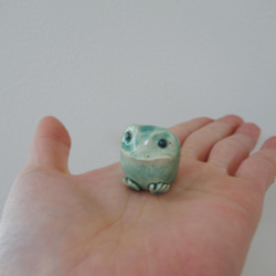 ちいさなカエル　淡いブルーグリーン　陶器　置物　 8枚目の画像
