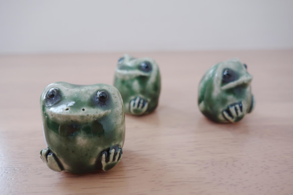 小さなカエルが取手の蓋付き菓子器 青貝の象嵌付き　木製です 小さなカエルが取手の蓋付き菓子器 青貝の象嵌付き 木製です