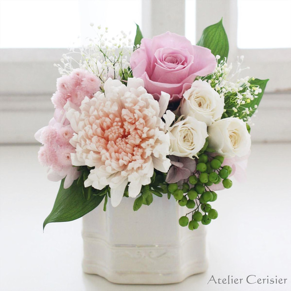 プリザーブドフラワー＜エクラン Sサイズ＞ピンク ホワイト 菊 ローズ 【仏花 お供え花】 1枚目の画像