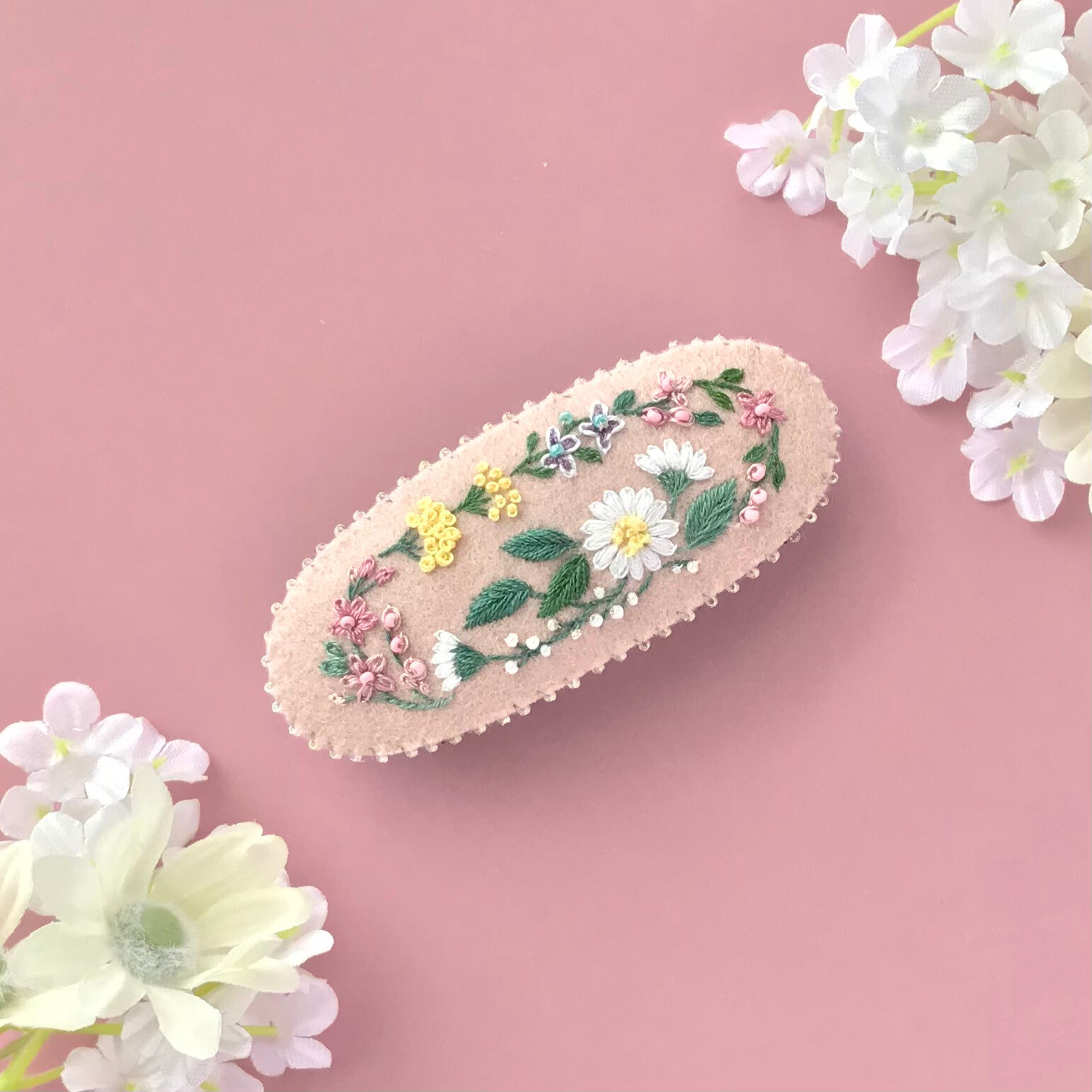 【受注制作】ダスティピンクにハーブの花の刺繍バレッタ＊カミモール＊ディル＊ルッコラ＊マジョリカピンクのリース