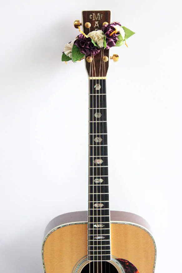 ギターリボンレイ 紫ハイビスカス 楽器ストラップ ギターアクセサリー 母の日ギフト アロハ ハワイアンクラフト 演奏会 2枚目の画像
