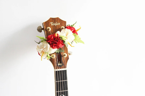 ギターリボンレイ 赤白ハイビスカス 楽器ストラップ ギターアクセサリー 母の日ギフト アロハ ハワイアンクラフト 演奏会 3枚目の画像