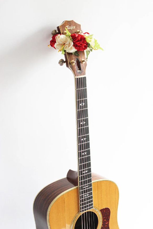 ギターリボンレイ 赤白ハイビスカス 楽器ストラップ ギターアクセサリー 母の日ギフト アロハ ハワイアンクラフト 演奏会 4枚目の画像