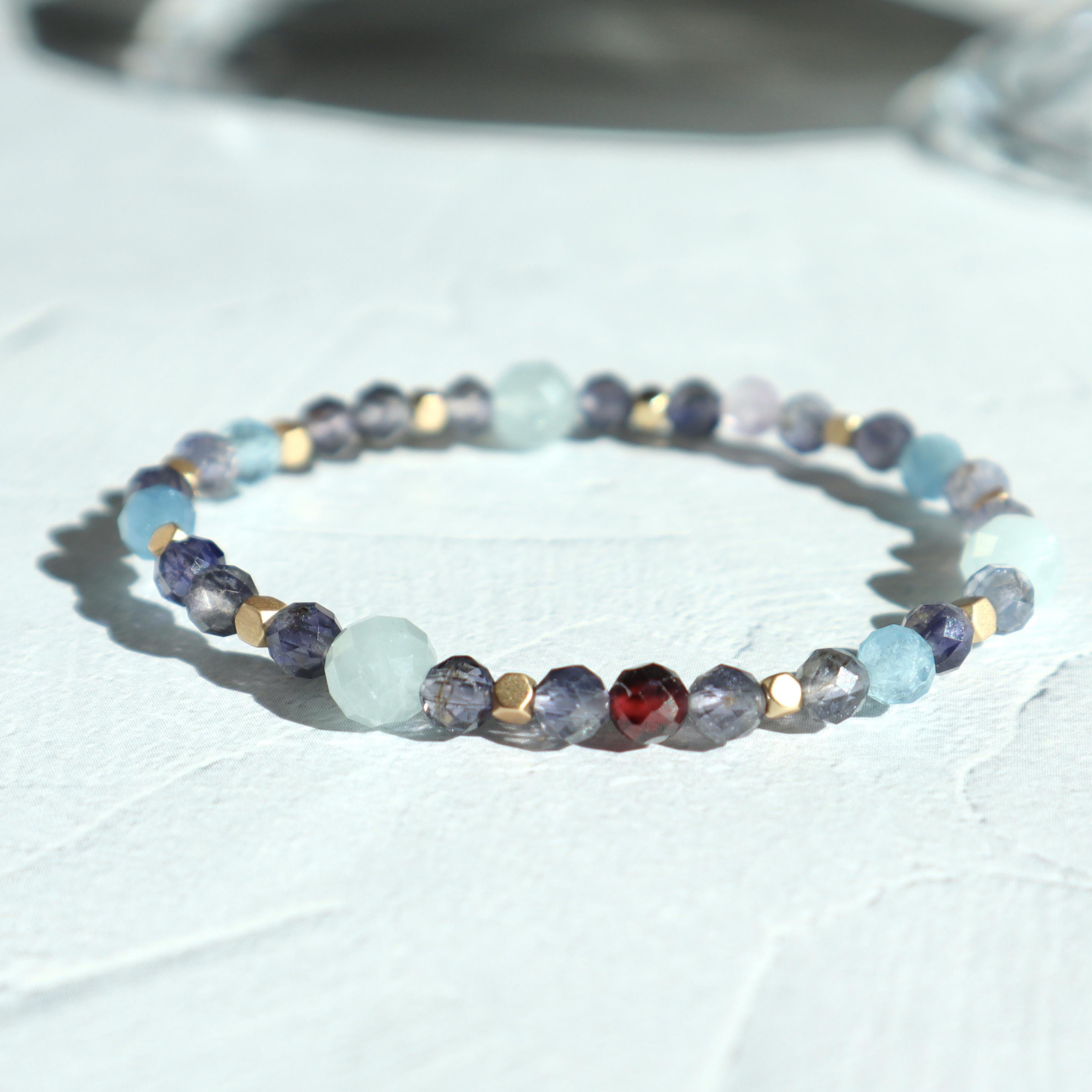 《絆》アイオライトとアクアマリンの天然石ブレスレット　3月誕生石　華奢　プレゼント　誕生日　ブルー　母の日