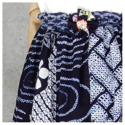 着物リメイク　有松絞りのスカート/フリーサイズ　裏地付き/ブローチ付き  KIMONO  YUKATA 2枚目の画像