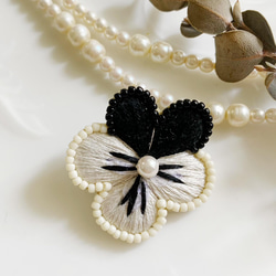 「monotone violets」すみれオートクチュール刺繍ブローチ　母の日ギフトに♪ 4枚目の画像