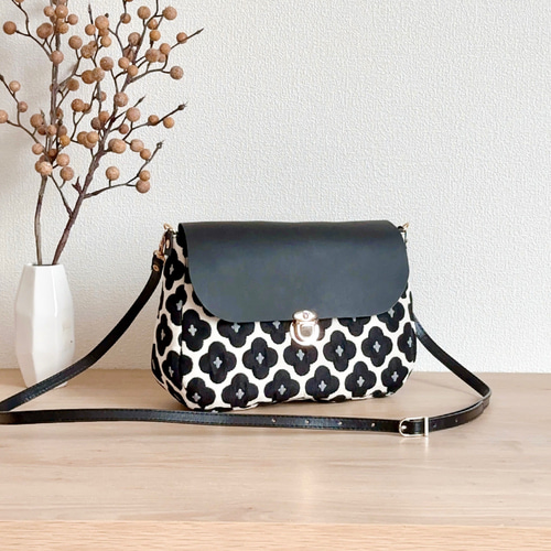 ら*S様 d.i.a. オフショルダー ホルターネック 黒レースと縁取りがポイン インポートファブリックとイタリアンレザーのフラップショルダーバッグ