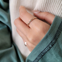 華奢なデコボコテクスチャーリング ピンクゴールド 細めリング 重ね