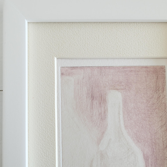 ボトルの絵・ピンク色の銅版画「 i tsu ka 」白い額入り/インテリアアクセサリー・アートピース/ 送料無料 4枚目の画像