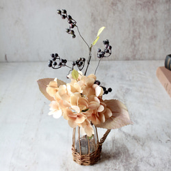 【アンティークアジサイとブラックベリー造花付き】籐で編んだフラワーベースの投げ入れ 10枚目の画像
