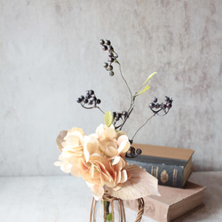 【アンティークアジサイとブラックベリー造花付き】籐で編んだフラワーベースの投げ入れ 5枚目の画像