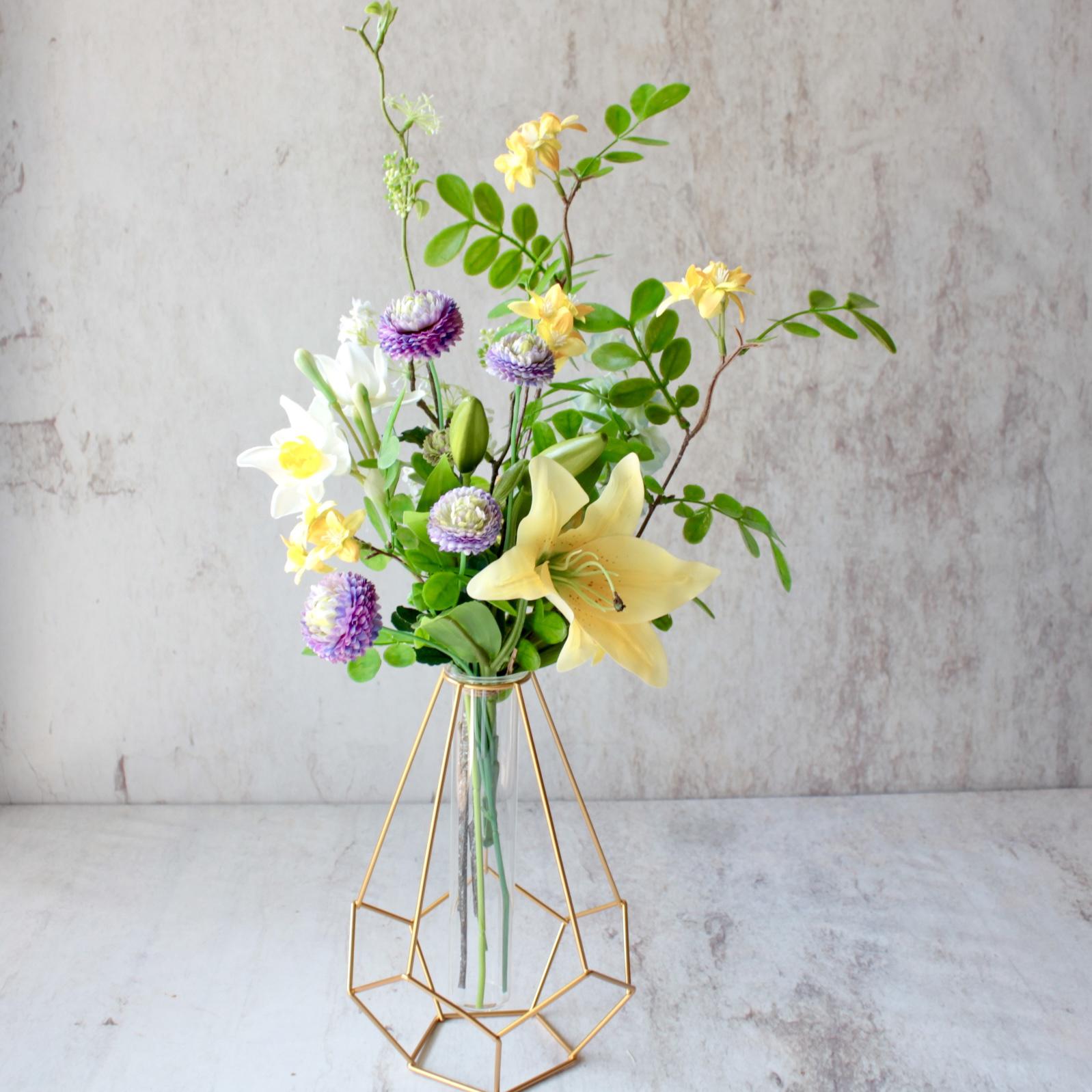 爽やかな色合いの春のお花のナチュラルブーケset幾何学的ゴールドワイヤーの花瓶アレンジ