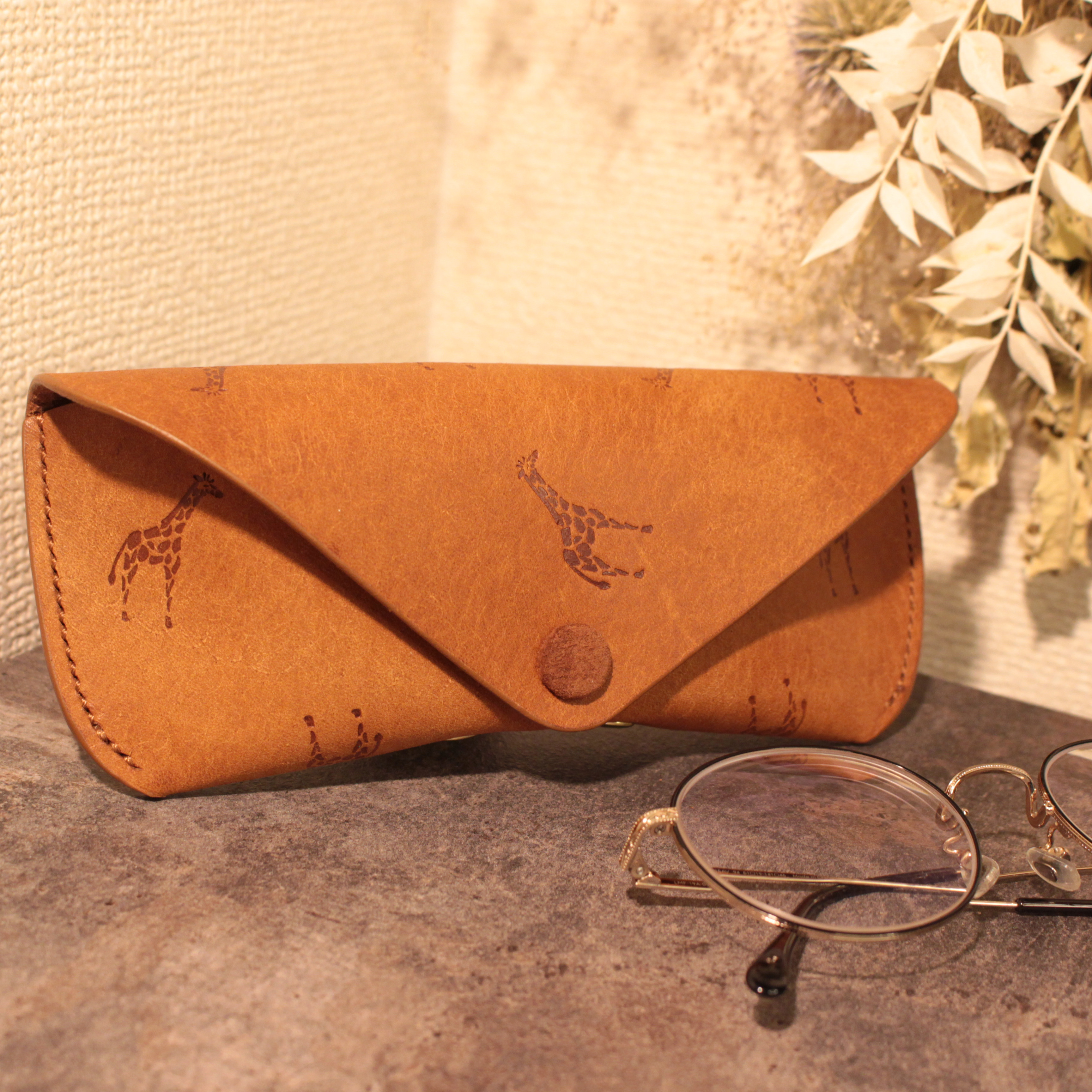 キリン好き　メガネケース  イタリアンレザー　革　プレゼント　ブラウン　革　眼鏡入れ　かわいい
