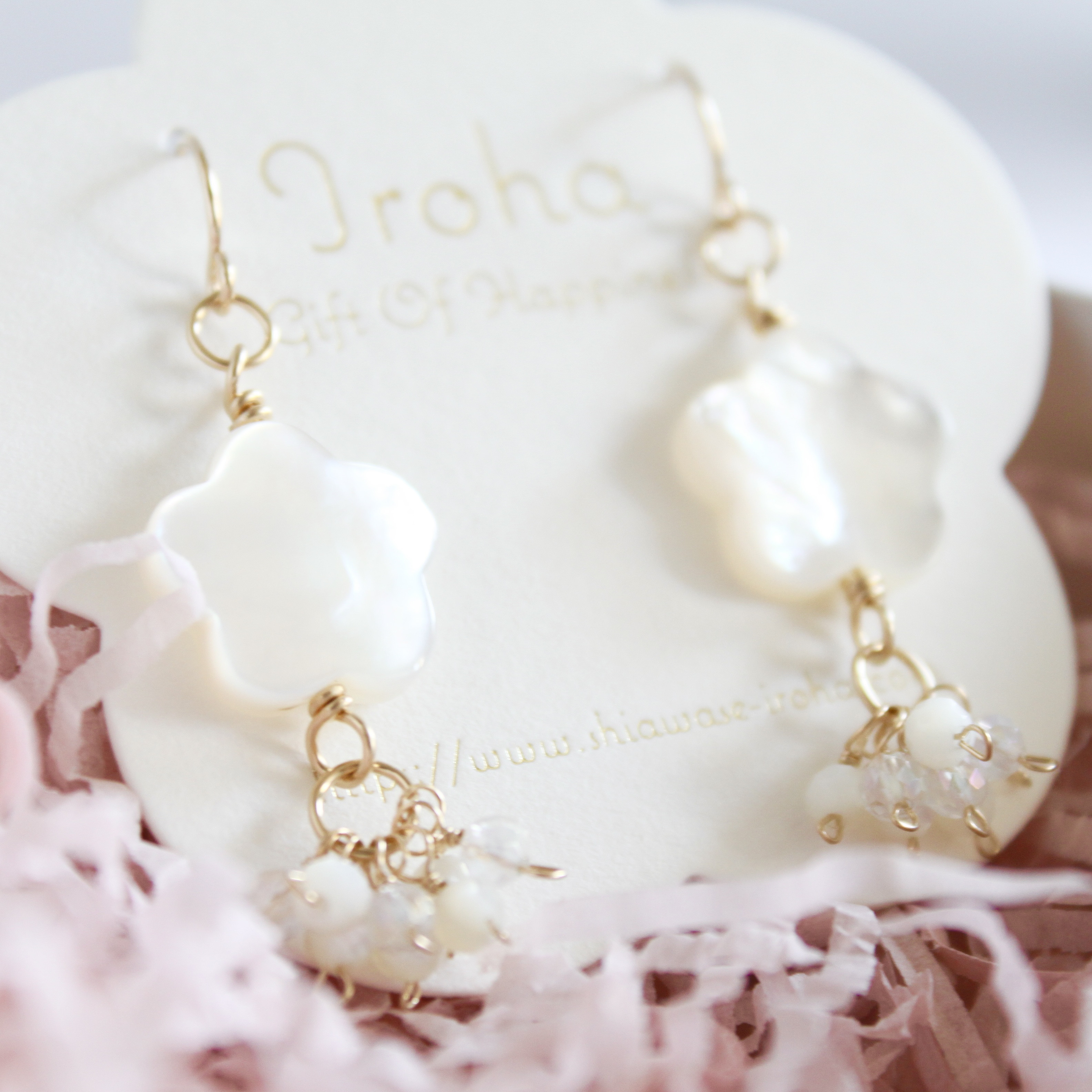 マザーオブパールお花の耳飾り〜ホワイト〜【金具の変更ができます】