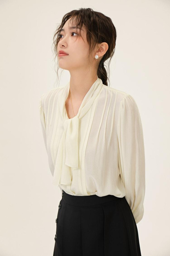 米白色波點領巾式襯衫|襯衫|春夏款|Sora-909 第4張的照片