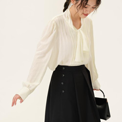 米白色波點領巾式襯衫|襯衫|春夏款|Sora-909 第3張的照片