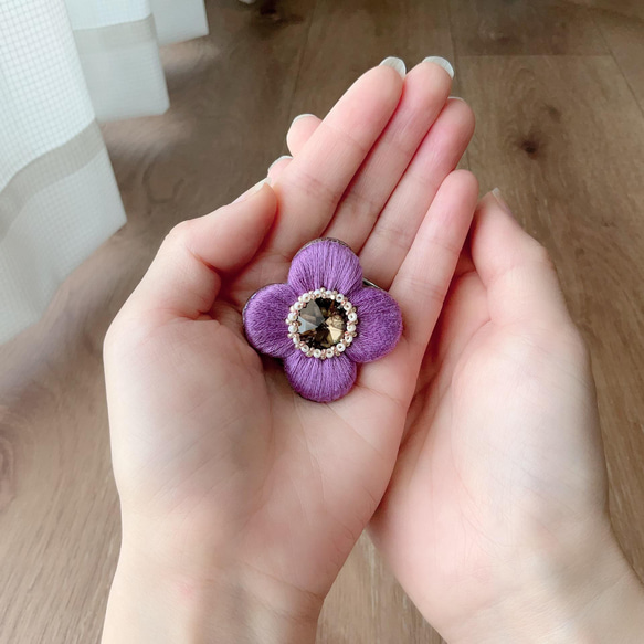 ぷっくり艶めくお花の 刺繍 ブローチ or ポニーフック　ライラック　紫 10枚目の画像