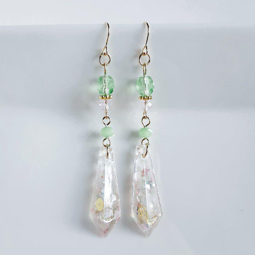 送料無料＊レジンパーツとガラスビーズの淡いピンクとグリーンの春色