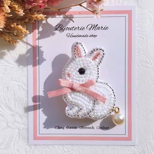 うさぎ刺繍ビーズブローチ