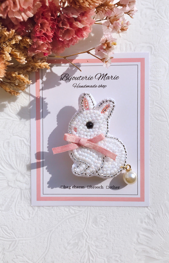 ビーズ刺繍 ✳︎ゆらゆら尻尾のウサギさんブローチ✳︎ /うさぎ/春