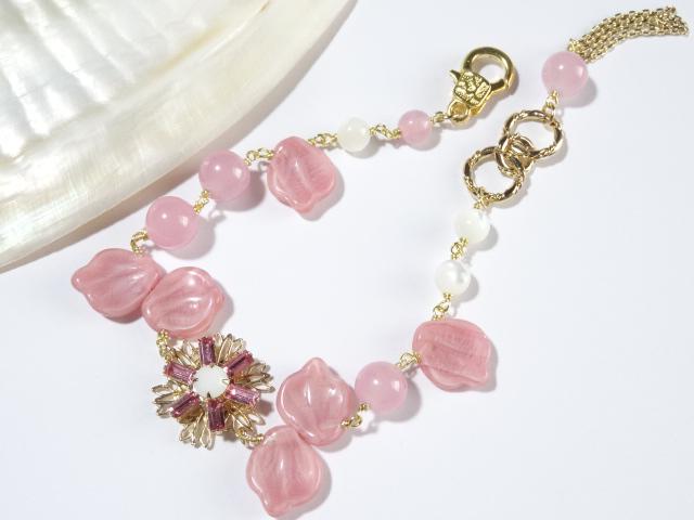 ピンクペタルとヴィンテージフラワーフィリグリーのブレスレット