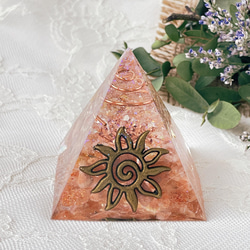 サンストーン・太陽のピラミッド型オルゴナイト 1枚目の画像