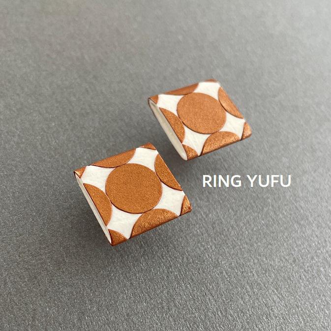 紙で丁寧に作られた和モダンな ピアスとイヤリング　アプリコットブロンズ　水玉