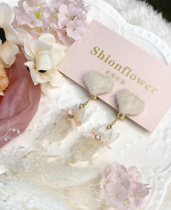 猫のハートファーピアス ホワイト リアルフラワー 1枚目の画像