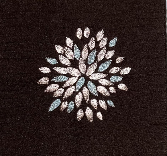 刺繍半衿 むじな菊 絽ちりめん 黒 ※刺繍糸のカラーカスタマイズ対応作品。 4枚目の画像