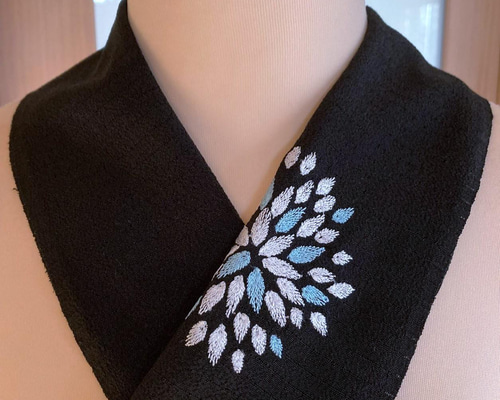 アンティーク夏の半衿 日本刺繍 紫陽花に舞う黒アゲハが素敵な絽縮緬の半衿 夏の半衿 アンティーク日本刺繍 紫陽花に舞う黒アゲハが素敵な絽