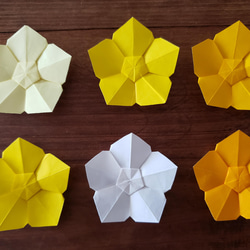 ＊折り紙　黄色系の5色の花飾り　送料無料(園・施設の壁面飾りなどに)＊ 2枚目の画像