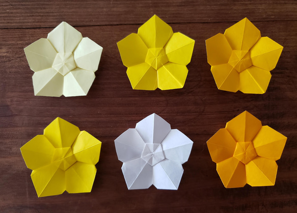 ＊折り紙　黄色系の5色の花飾り　送料無料(園・施設の壁面飾りなどに)＊ 2枚目の画像