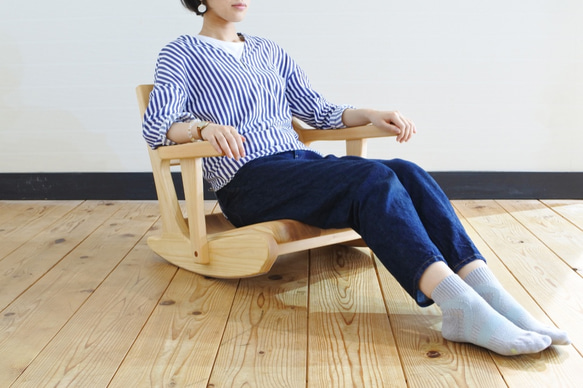 【しろくろねこや様専用】無垢材◆紀州スギのロッキング座椅子(両アーム無) 1枚目の画像