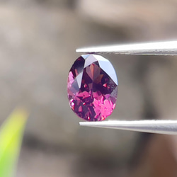 スピネルルース 赤かかった紫スピネル 1.15カラットのオーバルカットの美しい色 天然宝石 スリランカ 原産 2枚目の画像