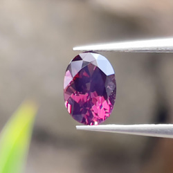 スピネルルース 赤かかった紫スピネル 1.15カラットのオーバルカットの美しい色 天然宝石 スリランカ 原産 1枚目の画像