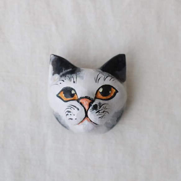 ラスト１匹　飼い主募集　最終ＳＡＬＥ　ウッドブローチ 木彫 まんまる瞳の猫ブローチ　白黒ぶち猫　ねこネコX38D 2枚目の画像