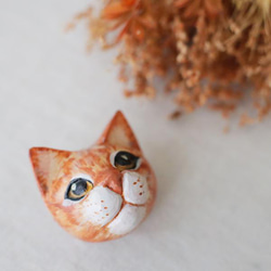 ラスト１匹　飼い主募集　春ＳＡＬＥ　ウッドブローチ木彫でつくる まんまる瞳の猫ブローチ 茶トラ猫ネコ　ねこX38C 2枚目の画像