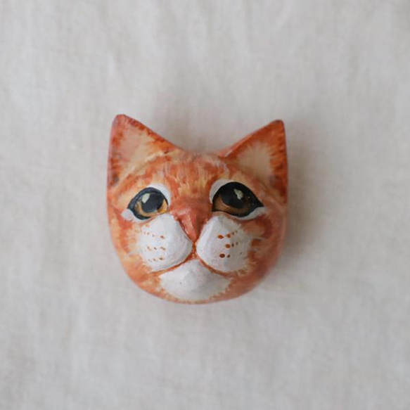 ラスト１匹　飼い主募集　春ＳＡＬＥ　ウッドブローチ木彫でつくる まんまる瞳の猫ブローチ 茶トラ猫ネコ　ねこX38C 3枚目の画像