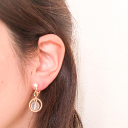 揺れるクリアボールのイヤリング 2枚目の画像