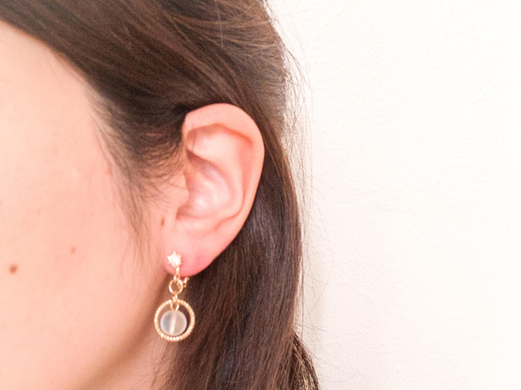 揺れるクリアボールのイヤリング 2枚目の画像